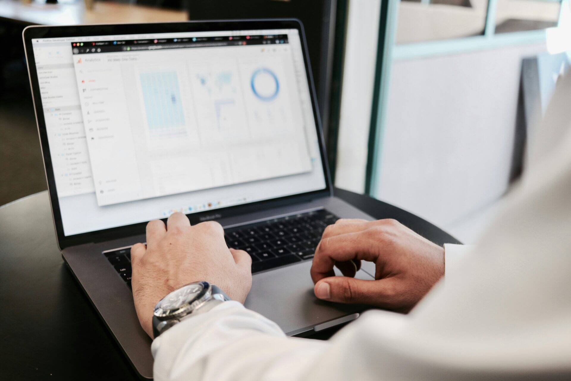 ordinateur avec mains qui tapent au clavier