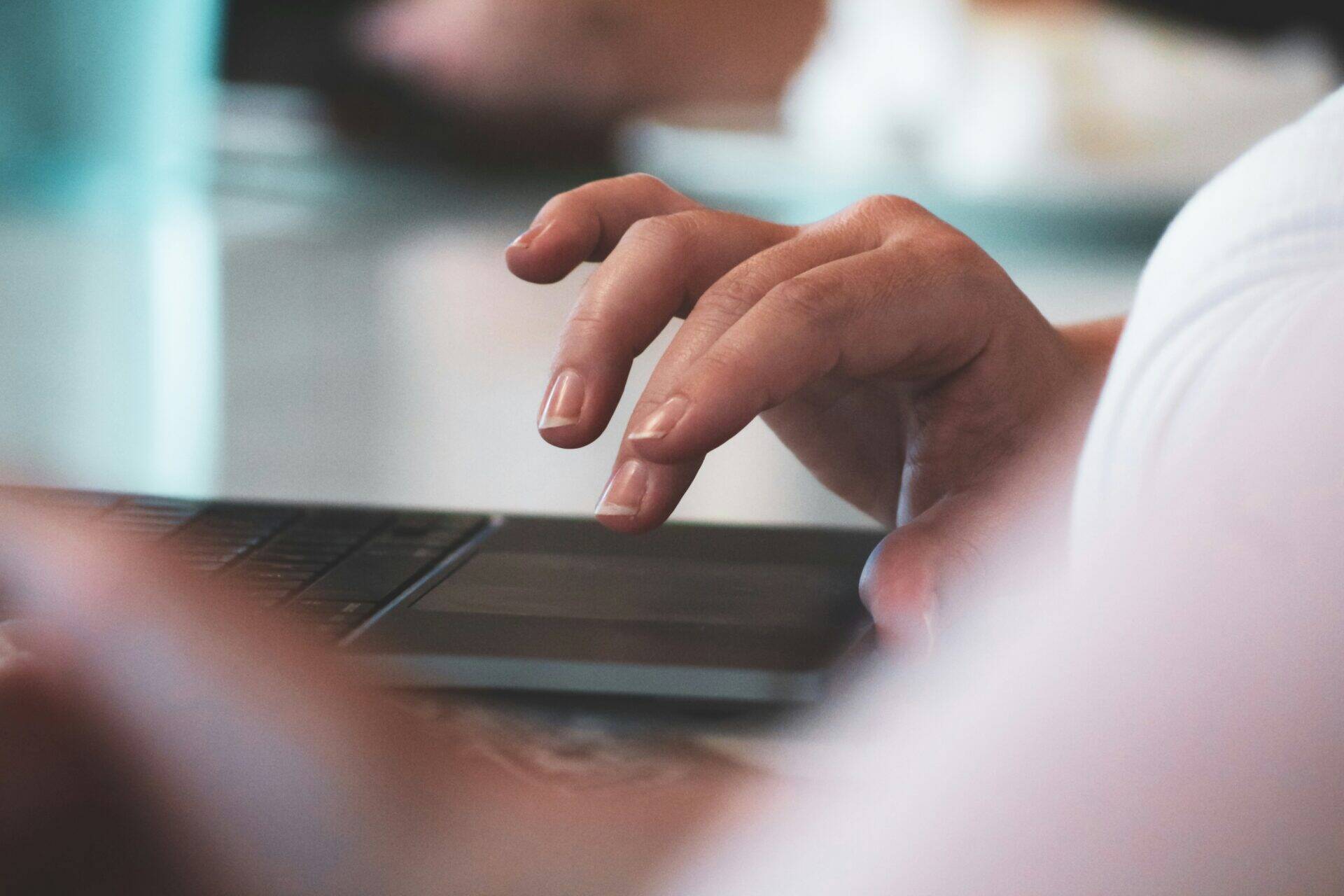 main qui utilise le trackpad d'un pc portable cloud
