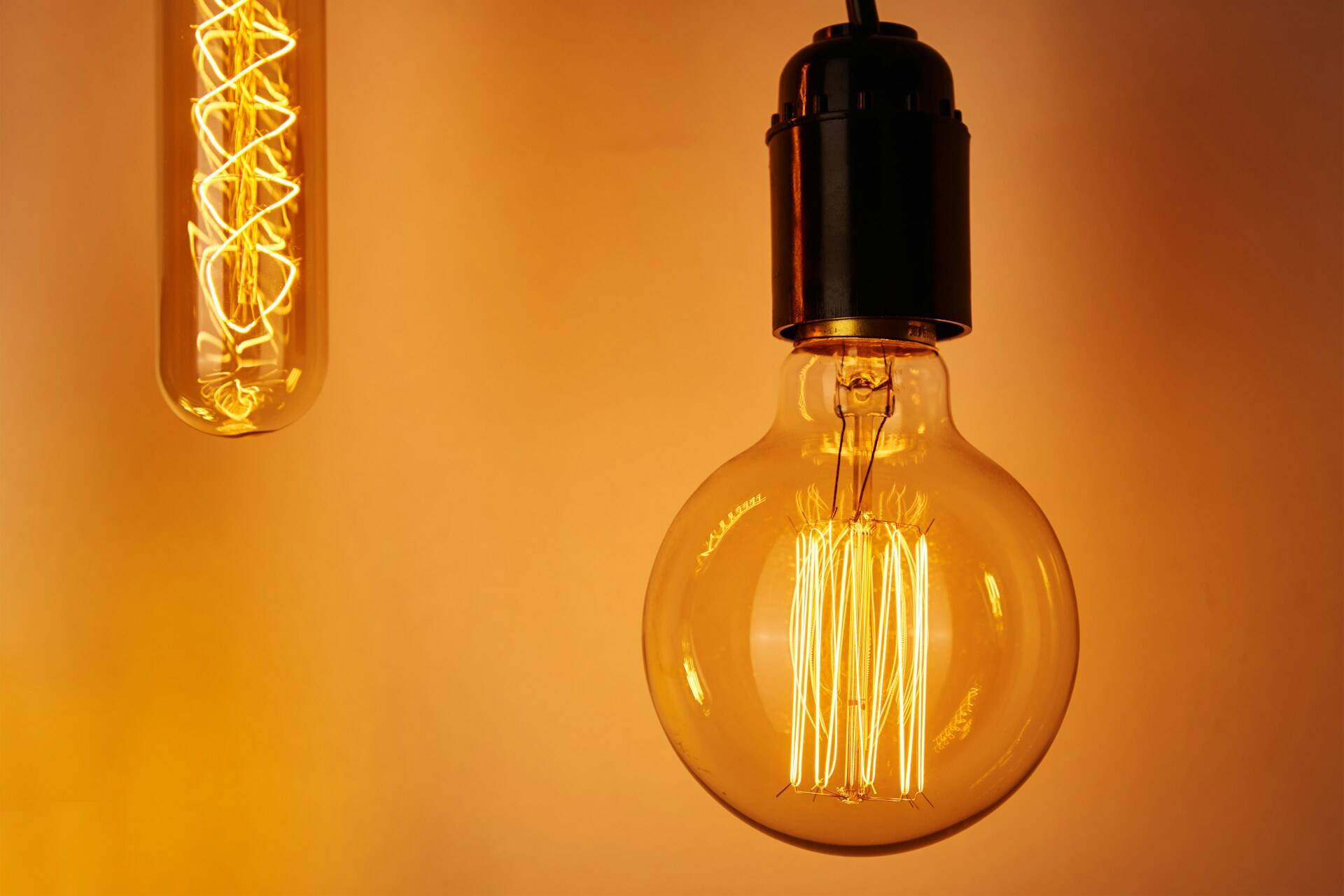 ampoule pendue sur mur orange